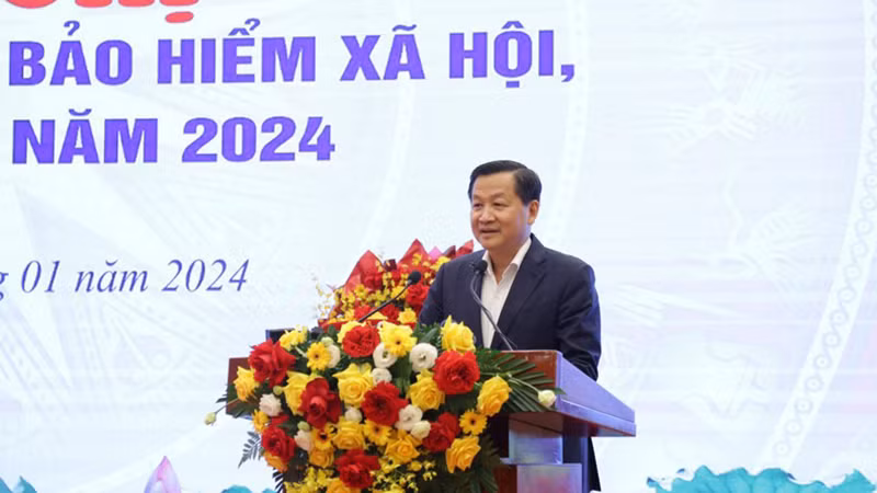 Вице-премьер Ле Минь Кхай выступает на конференции.