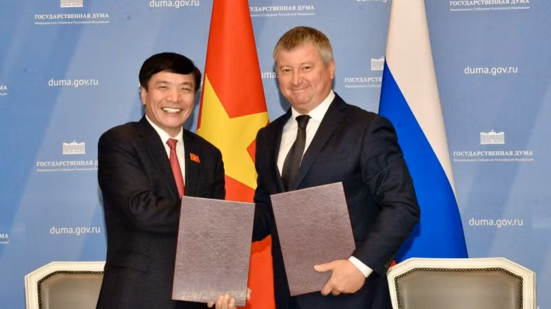 Стороны подписывают соглашение о сотрудничестве между Канцелярией НС Вьетнама и Аппаратом Госдумы России. Стороны подписывают соглашение о сотрудничестве между Канцелярией НС Вьетнама и Аппаратом Госдумы России.