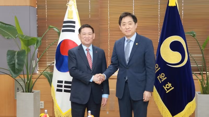 Министр финансов Хо Дык Фок и Председатель FSC Ким Джу Хён. Фото: ВИА