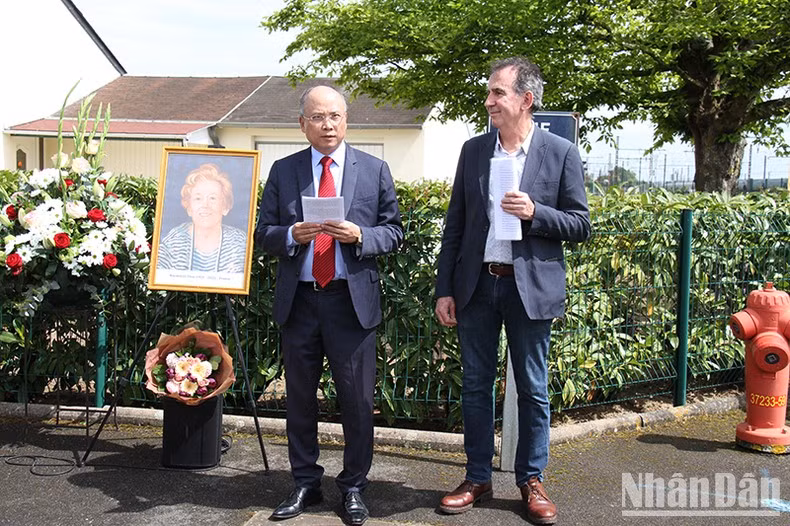 Посол Динь Тоан Тханг выступает с речью. Фото: Кхай Хоан