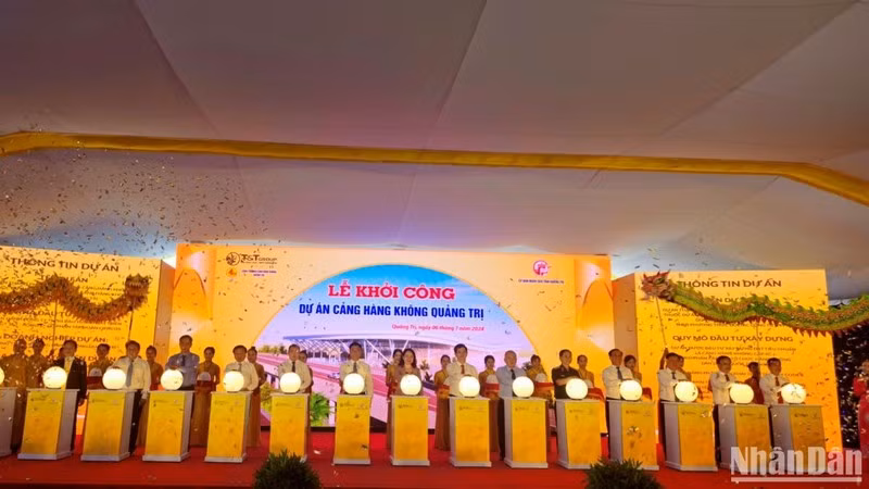 Делегаты нажимают кнопки в знак начала строительства аэропорта Куангчи.