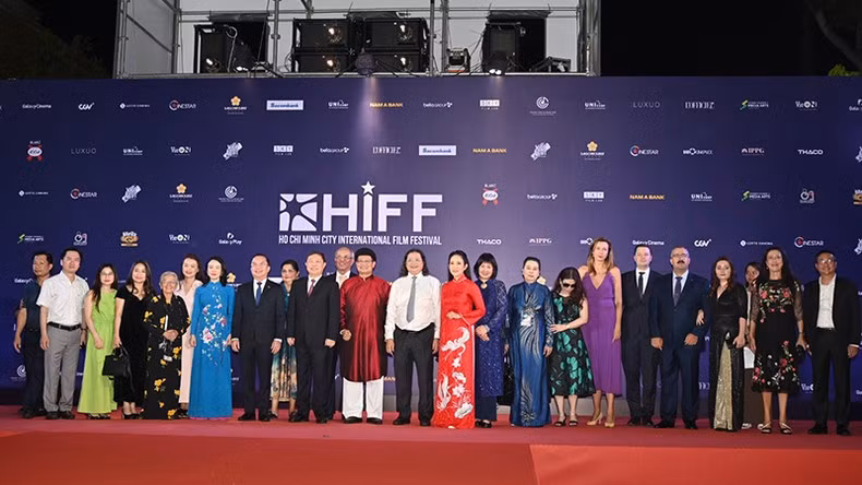 Делегаты на красной дорожке во время церемонии. Фото: Куок Тхань