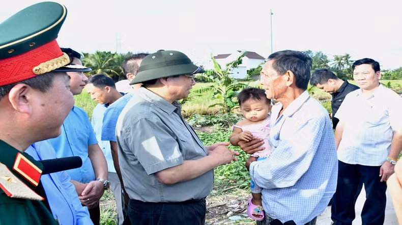 Премьер-министр Фам Минь Тьинь навещает семьи. Фото: Тхань Жанг