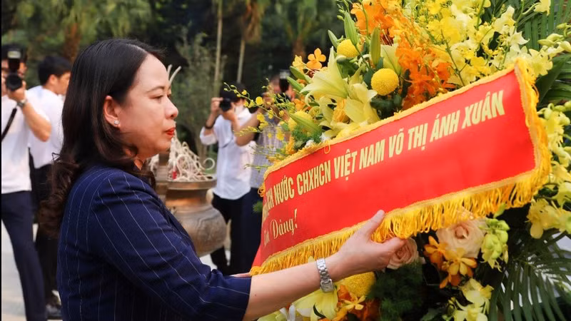 И.о. Президента Во Тхи Ань Суан возлагает цветы в память о Президенте Хо Ши Мине в безопасной зоне Диньхоа.
