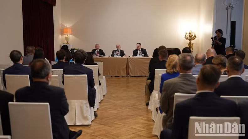 Общий вид церемонии презентации книги. Фото: Суан Хынг Общий вид церемонии презентации книги. Фото: Суан Хынг