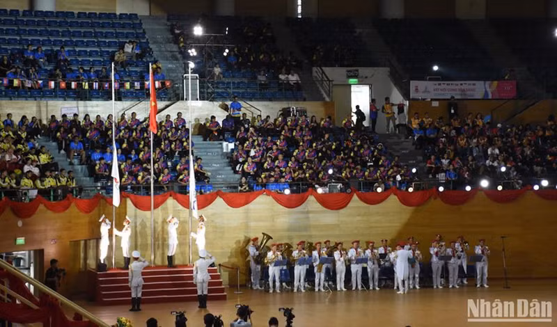 Церемония спуска флага спортивного праздника. Фото: Ань Дао