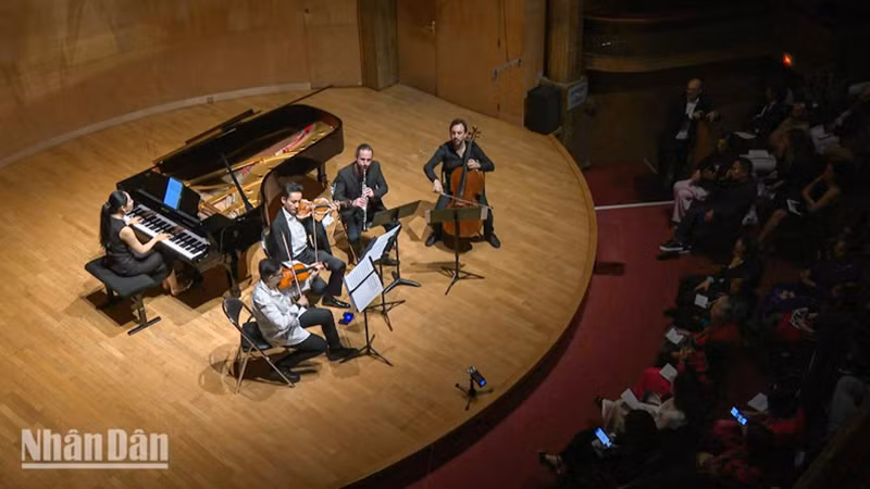 В благотворительном вечере приняли участие многие вьетнамские и французские артисты. Фото: Минь Зюи