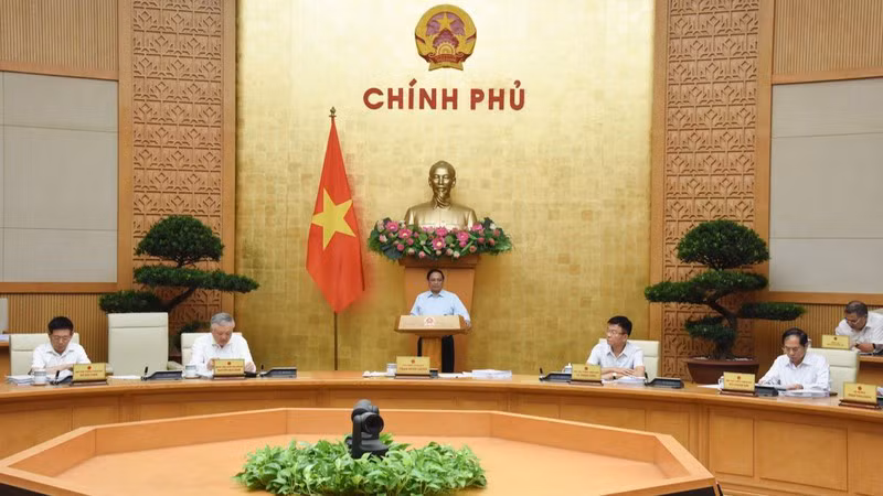 Премьер-министр Фам Минь Тьинь председательствует на заседании. Фото: Чан Хай