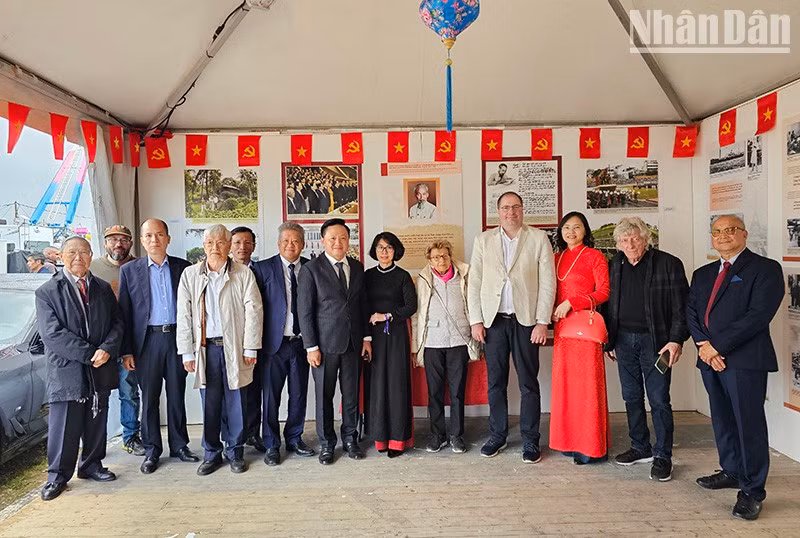 Заместитель главного редактора газеты «Нянзан» Фан Ван Хунг и Глава отдела «Ежемесячный Нянзан» Фан Тхань Фонг фотографируются с вьетнамцами, проживающими во Франции, и французскими друзьями. Фото: Минь Зюи