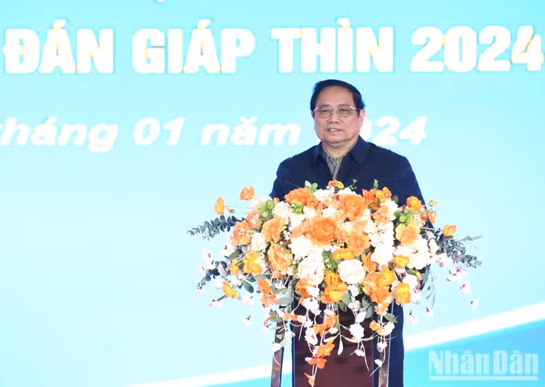 Премьер-министр Фам Минь Тьинь выступает с речью. Фото: Чан Хай