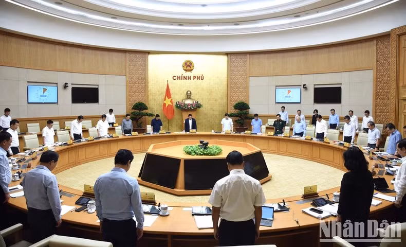 Премьер-министр Фам Минь Тьинь и делегаты минутой молчания почитают память Президента Хо Ши Мина, павших бойцов, отдавших свои жизни ради Отечества, Генерального секретаря ЦК КПВ Нгуен Фу Чонга. Фото: Чан Хай