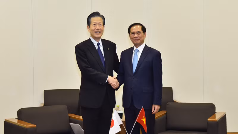 Министр иностранных дел Буй Тхань Шон принимает Председателя партии «Комэйто» Ямагути Нацуо.