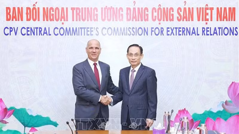 Товарищ Ле Хоай Чунг и Генеральный секретарь ПКП Пауло Раймундо. Фото: ВИА