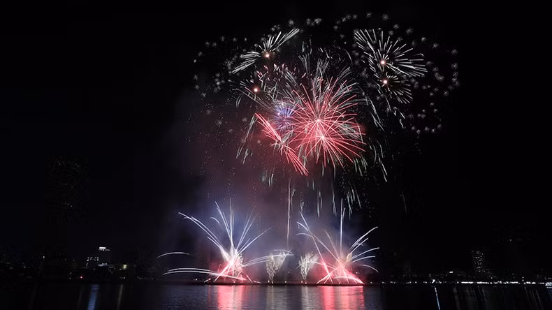 Команда Дананга представляет зрителям «Небесный танец».