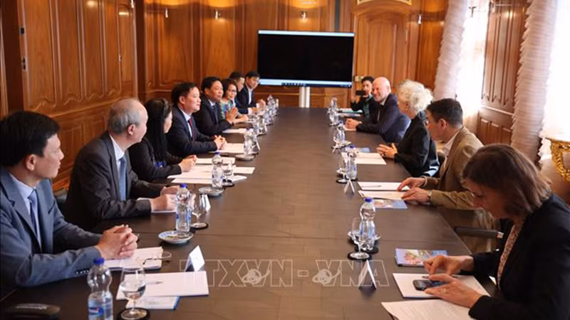 Делегация провинции Тхайбинь на рабочей встрече с Мэром города Цюрих Корине Маух. Фото: ВИА