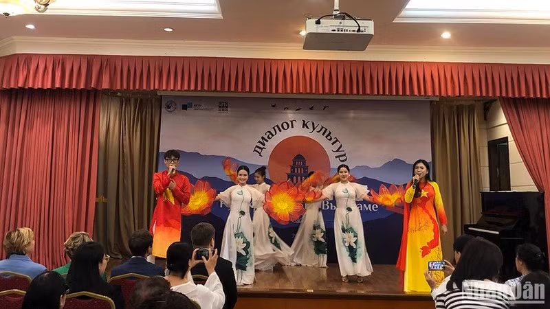 Художественное выступление в рамках церемонии открытия.