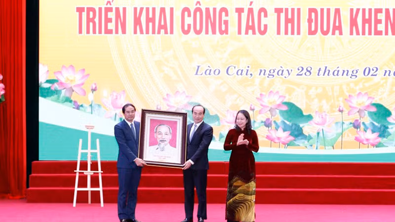 Вице-президент Во Тхи Ань Суан вручает портрет Дяди Хо партийной организации и жителям провинции Лаокай. Фото: ВИА