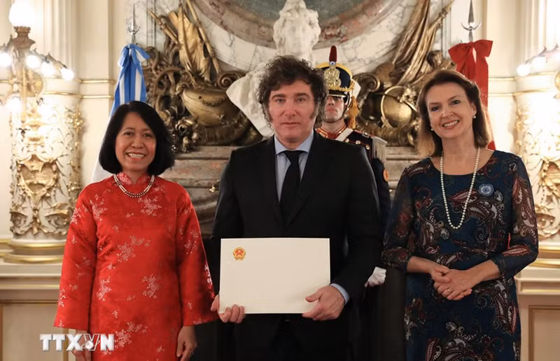 Посол Нго Минь Нгует вручает верительные грамоты Президенту Аргентины Хавьеру Милею в присутствии Министра иностранных дел Аргентины Дианы Мондино. Фото: ВИА