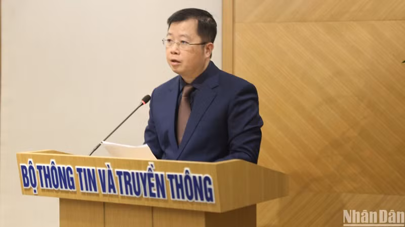 Замминистра информации и коммуникаций Нгуен Тхань Лам выступает с речью. Фото: Хай Данг