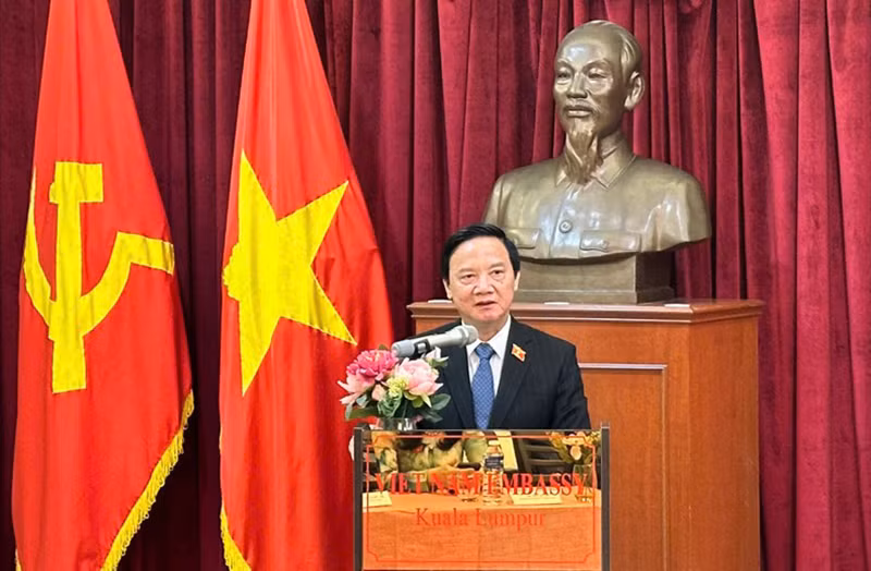 Зампредседателя НС Нгуен Кхак Динь на встрече.