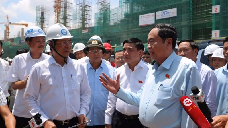 Председатель НС Чан Тхань Ман проверяет ход строительства пассажирского терминала в аэропорту Лонгтхань.