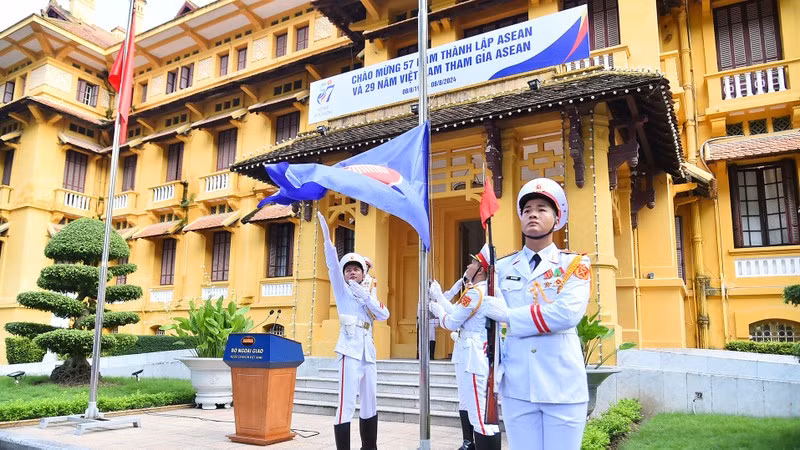 Флаг АСЕАН развевается в районе здания Министерства иностранных дел (дом 1, улица Тонтхатдам, район Бадинь, город Ханой).
