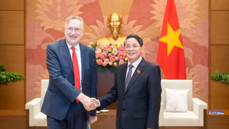 Зампредседателя НС Нгуен Дык Хай (справа) и председатель Комитета по международной торговле ЕП Бернд Ланге. Зампредседателя НС Нгуен Дык Хай (справа) и председатель Комитета по международной торговле ЕП Бернд Ланге.