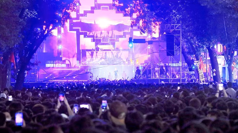 Обратный отсчет до Нового 2024 года на площади Донгкиньнгиатхук в Ханое. Фото: ВИА