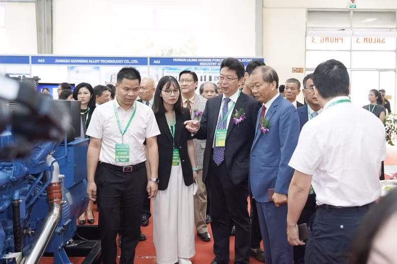 Делегаты и гости посещают стенды.