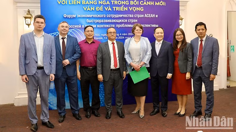 Участники форума фотографируются на память. Участники форума фотографируются на память.