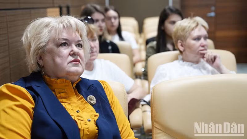Конференция привлекла внимание многих россиян, желающих узнать больше о Вьетнаме. Фото: Суан Хынг Конференция привлекла внимание многих россиян, желающих узнать больше о Вьетнаме. Фото: Суан Хынг