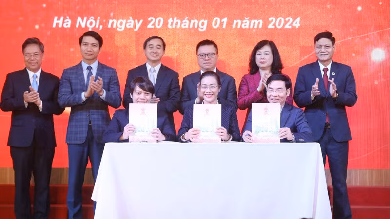 Товарищи Дао Хонг Лан, Ле Куок Минь и делегаты присутствуют на церемонии подписания Протокола координации действий между подразделениями по добровольному донорству крови во Вьетнаме.