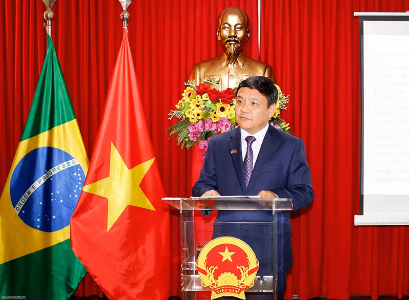 Посол Вьетнама в Бразилии Буй Ван Нги выступает с речью. Фото: baoquocte.vn