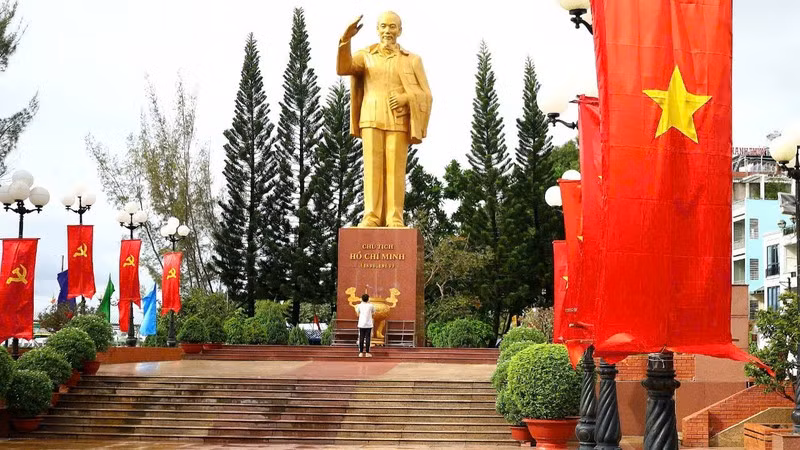 Красный флаг с желтой звездой в районе памятника Дядюшке Хо на пристани Нинькиеу (район Нинькиеу, город Кантхо).