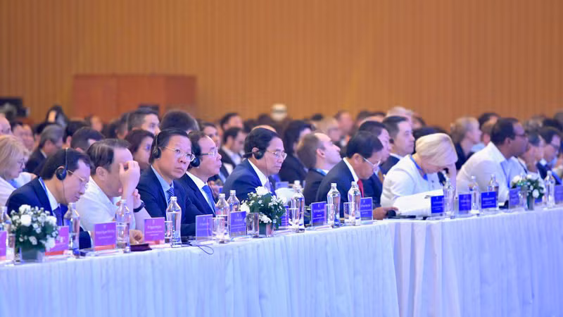 Премьер-министр Фам Минь Тьинь и участники форума. Фото: Тхань Жанг