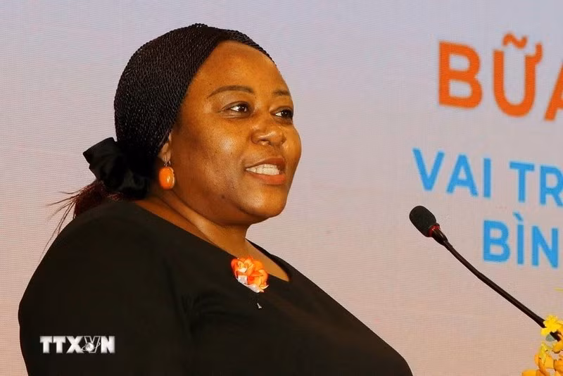 Глава представительства структуры «ООН-женщины» во Вьетнаме Кэролайн Ньямаямомбе. Фото: ВИА