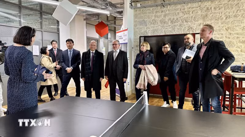 Посол Динь Тоан Тханг посещает инновационное пространство города Невер. Фото: ВИА