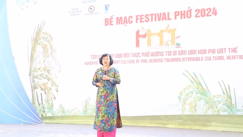 Ремесленник Ле Тхи Тхиет выступает с речью.