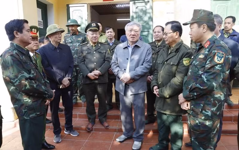 Товарищ Нгуен Хоа Бинь и представители пожарных сил, выполняющих задачи в национальном парке Хоанглиен.