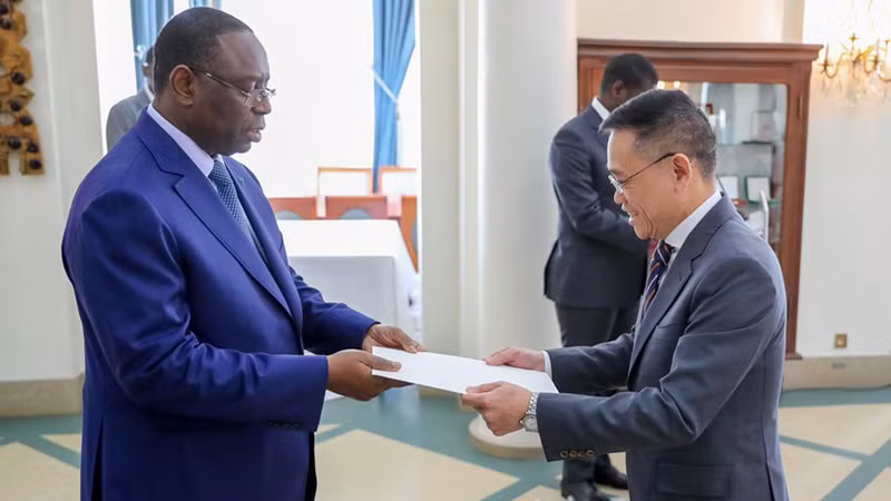 Посол Чан Куок Кхань вручает верительные грамоты Президенту Сенегала Маки Салю. Фото: ВИА