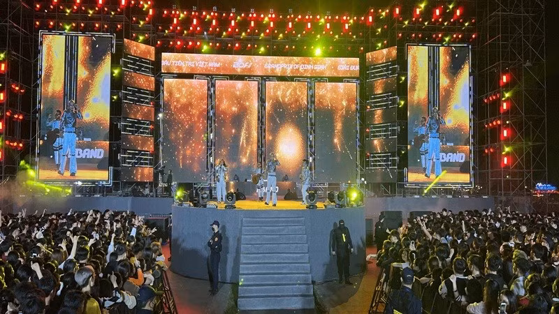 Художественная программа на площади им. Нгуен Тат Тхань (город Кюиньон, провинция Биньдинь).