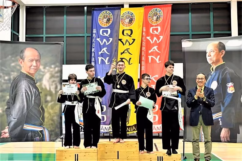 Посол До Дык Тхань вручает награды спортсменам.