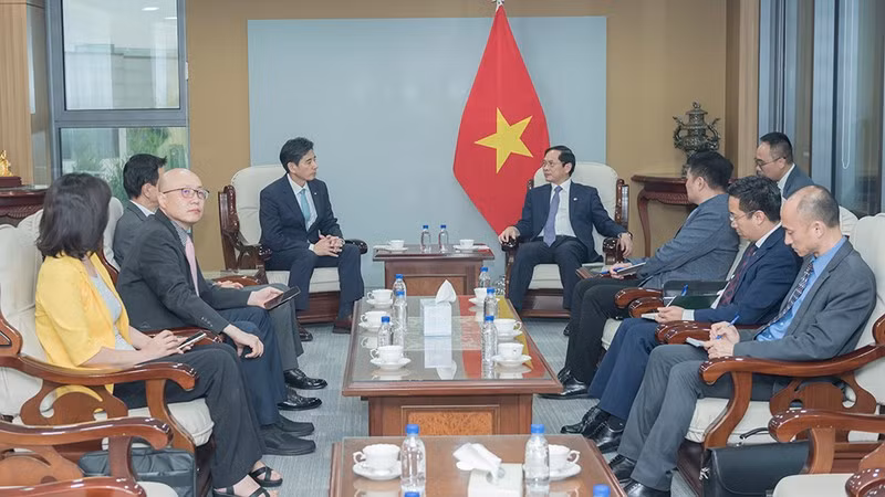 Министр иностранных дел Буй Тхань Шон принимает Председателя KOVECA Квон Сон Тэка.