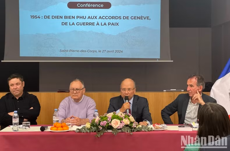 Посол Динь Тоан Тханг выступает на семинаре. Фото: Кхай Хоан