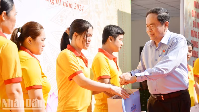 Товарищ Чан Тхань Ман вручает новогодние подарки семьям льготной категории в провинции Киенжанг.