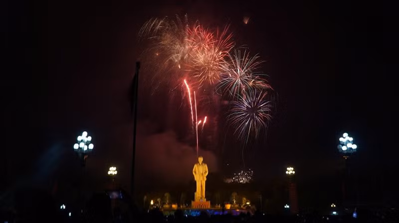 Фейерверк в рамках художественной программы по встрече Нового 2024 года в городе Винь провинции Нгеан.