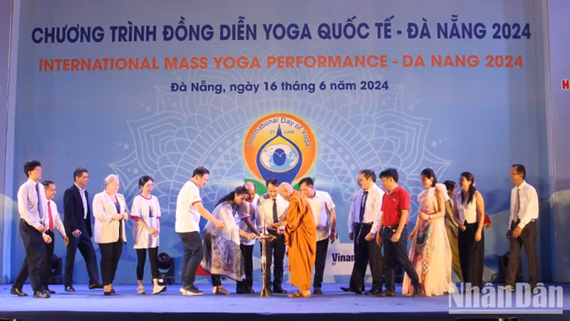 Делегаты проводят ритуал зажжения свечи.