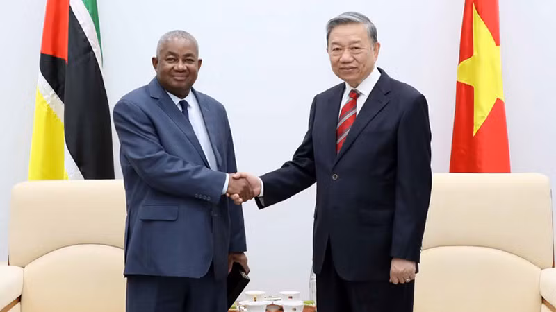 Генерал армии То Лам и Посол Мозамбика во Вьетнаме Леонардо Росарио Мануэль Пене. Фото: ВИА