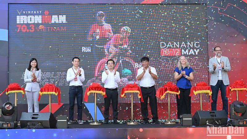 Делегаты перерезают ленточку в знак открытия IRONMAN 70.3. Фото: Ань Дао