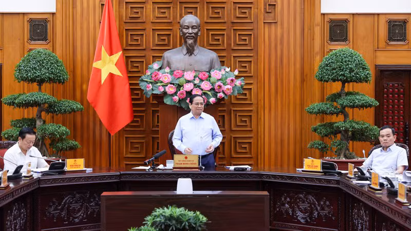Премьер-министр Фам Минь Тьинь председательствует на заседании. Фото: Чан Хай